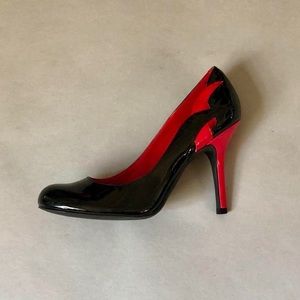 JESSICA SIMPSON GLOSSY RED AND BLACK PUMPS